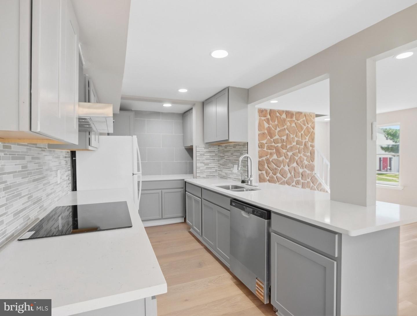 52 Ewing Dr #b Property Photo 7