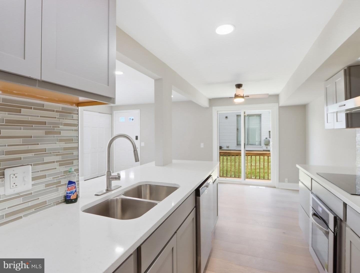 52 Ewing Dr #b Property Photo 8