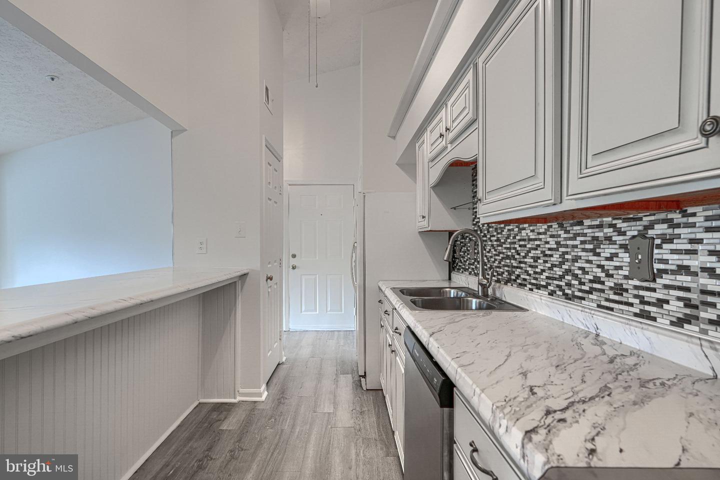 1470 Greenbriar Cir #2 Property Photo 6