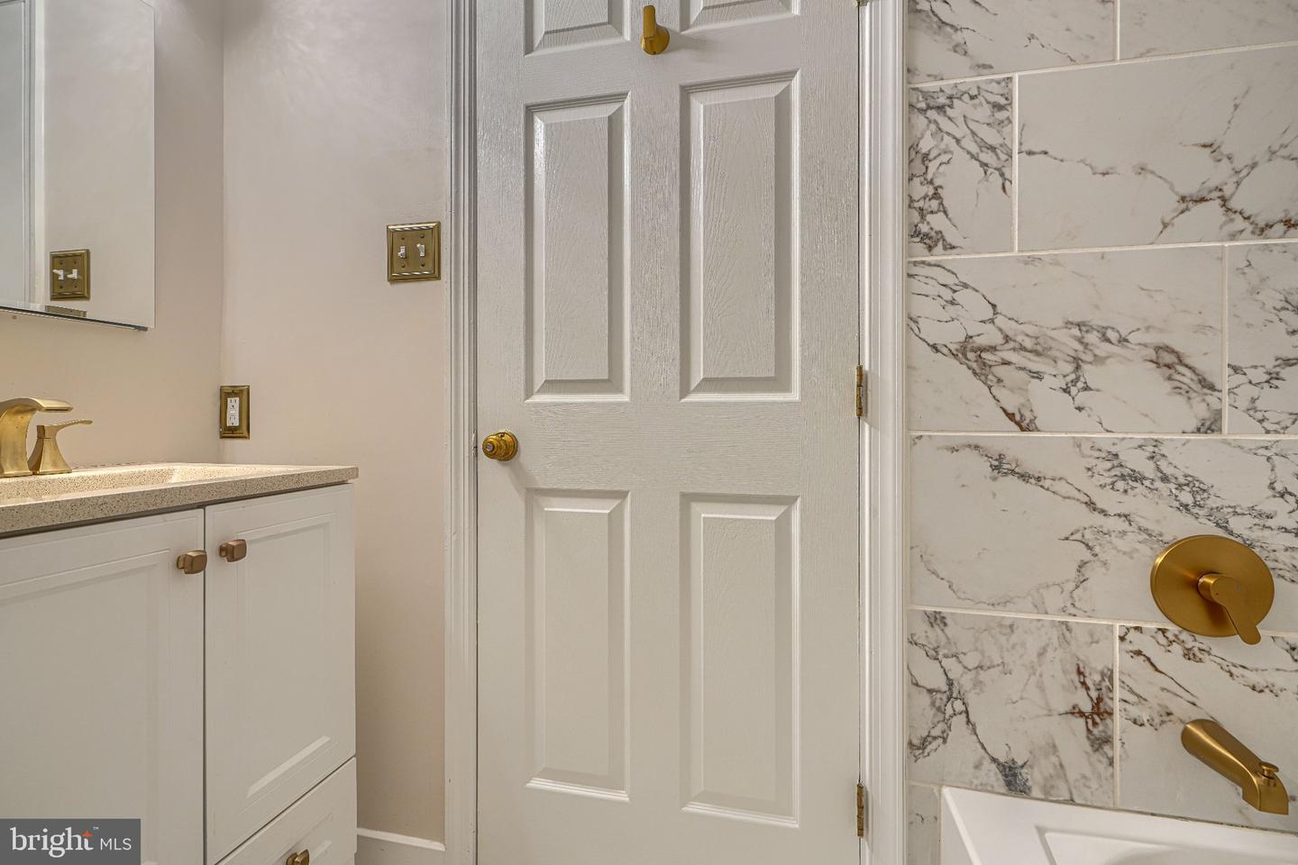 1470 Greenbriar Cir #2 Property Photo 16