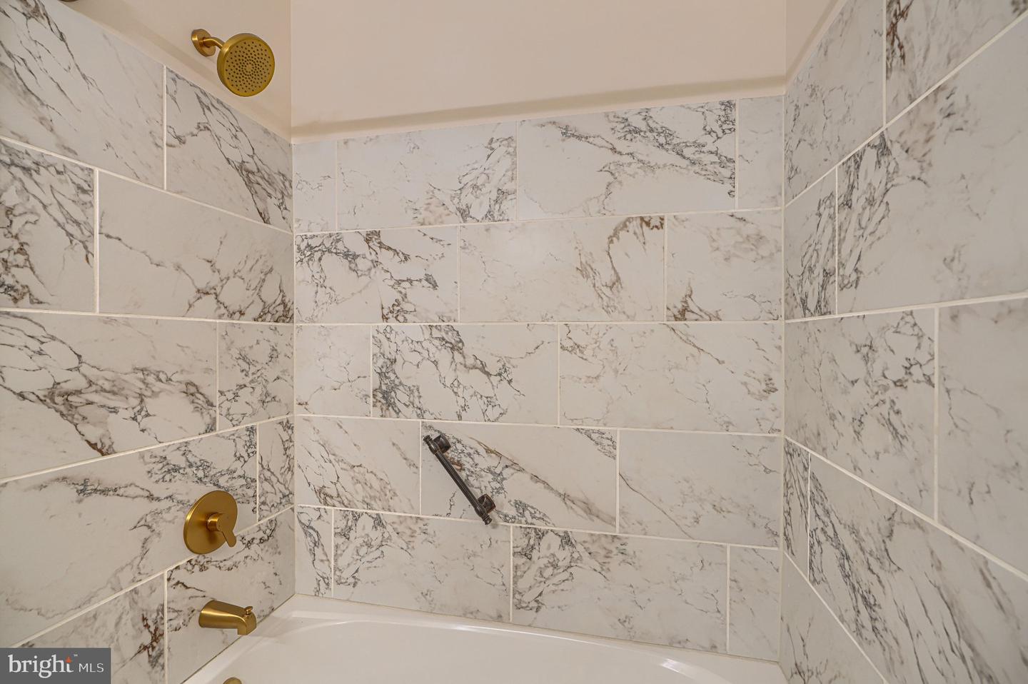 1470 Greenbriar Cir #2 Property Photo 17