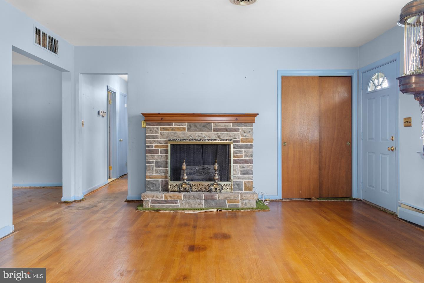 5809 N Hazelwood Ave Property Photo 8