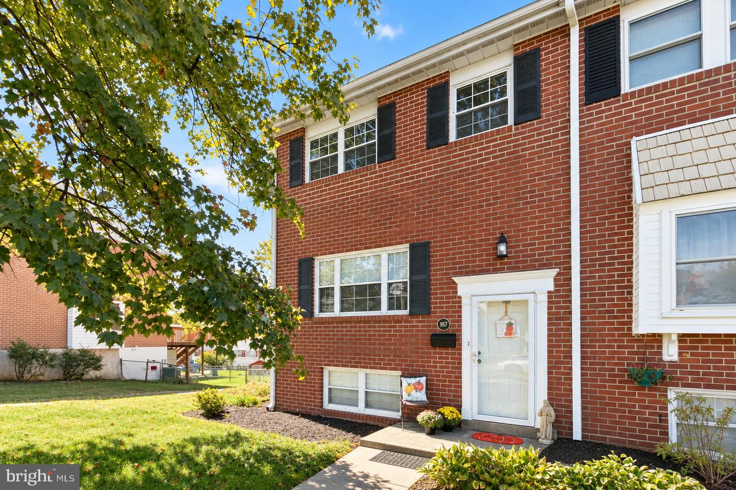 957 STORMONT CIR Property Photo 1