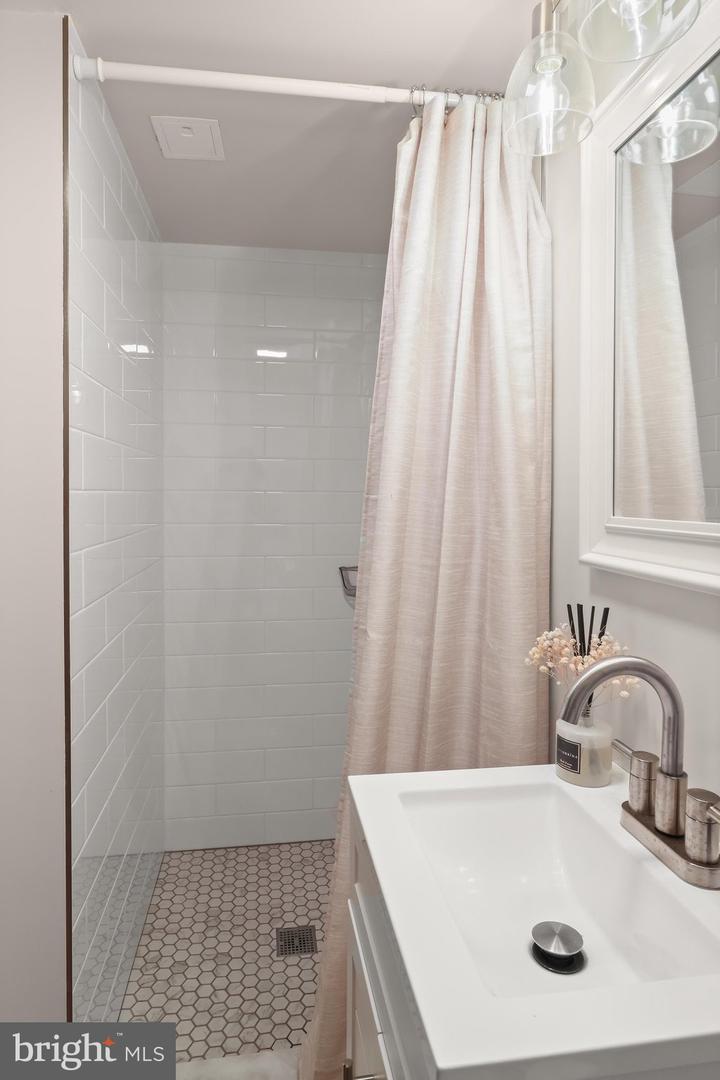 527 N Marlyn Ave Property Photo 41