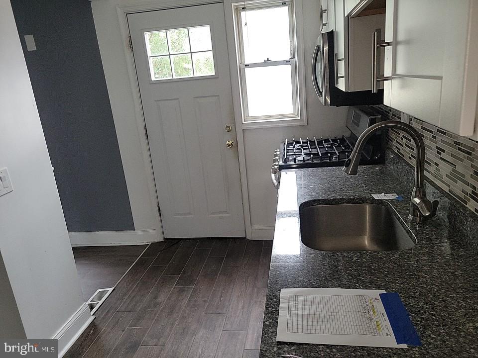 833 Arncliffe Rd Property Photo 3