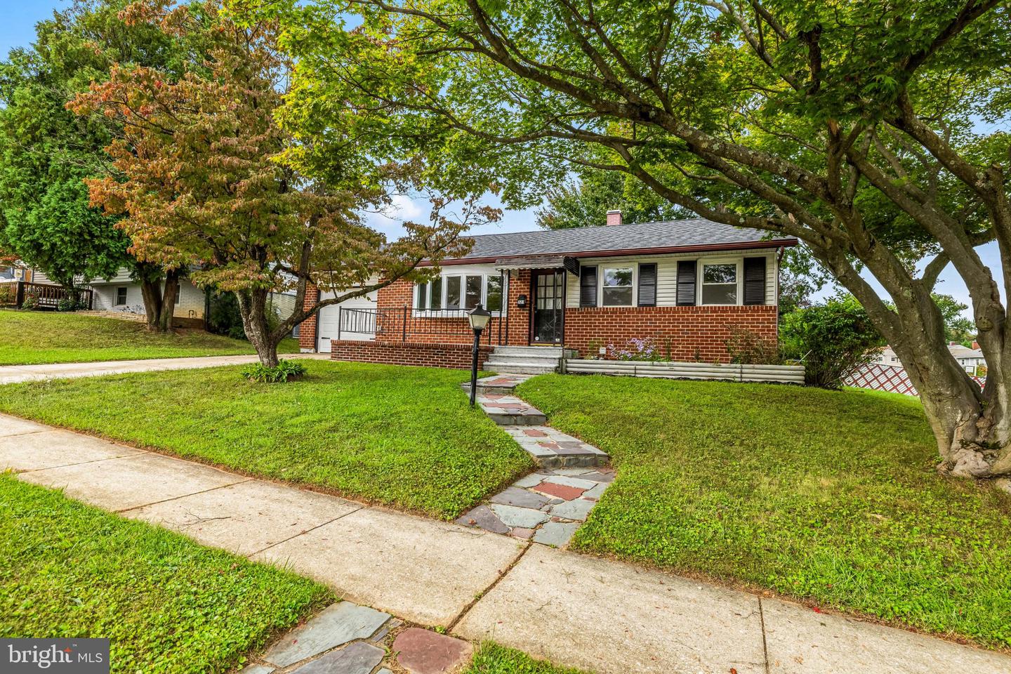 323 STONECASTLE AVE Property Photo 1