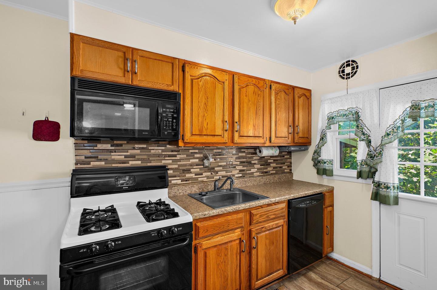 4418 Norfen Rd Property Photo 11
