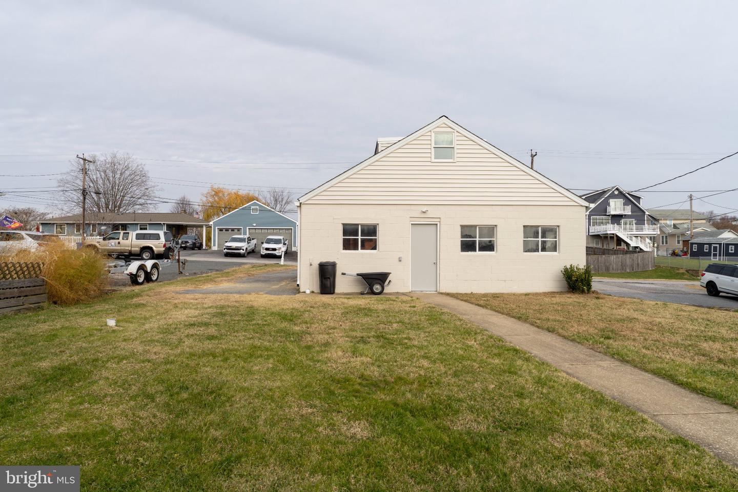 7609 Iroquois Ave Property Photo 3