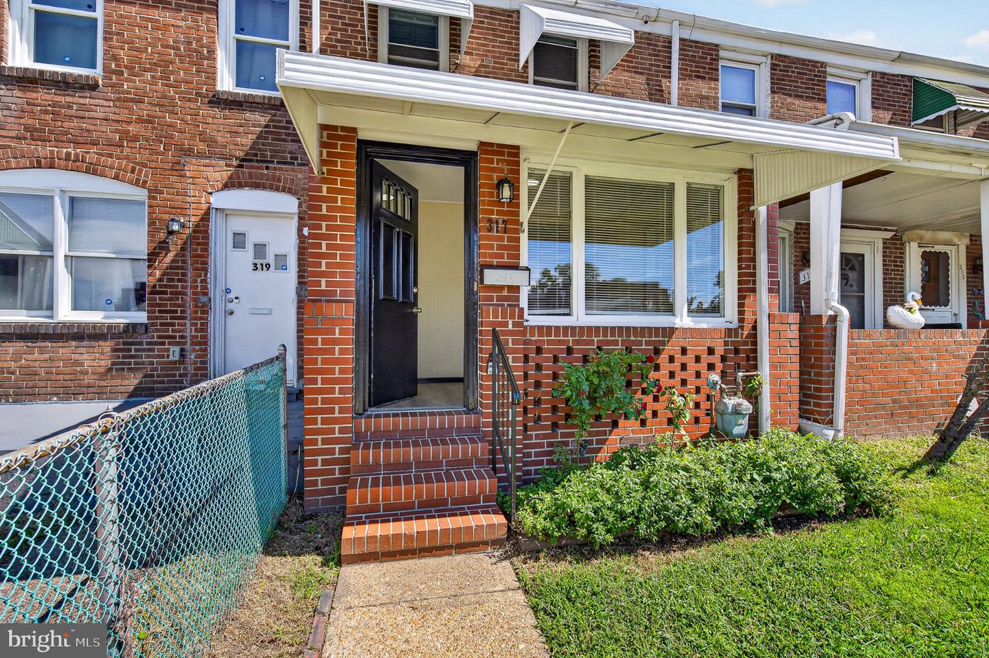 317 Pine St Property Photo 3