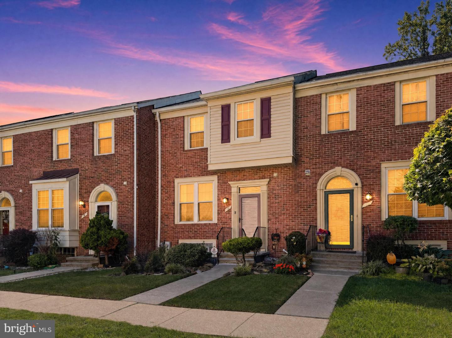 10 MACCONNACHY SQ Property Photo 1