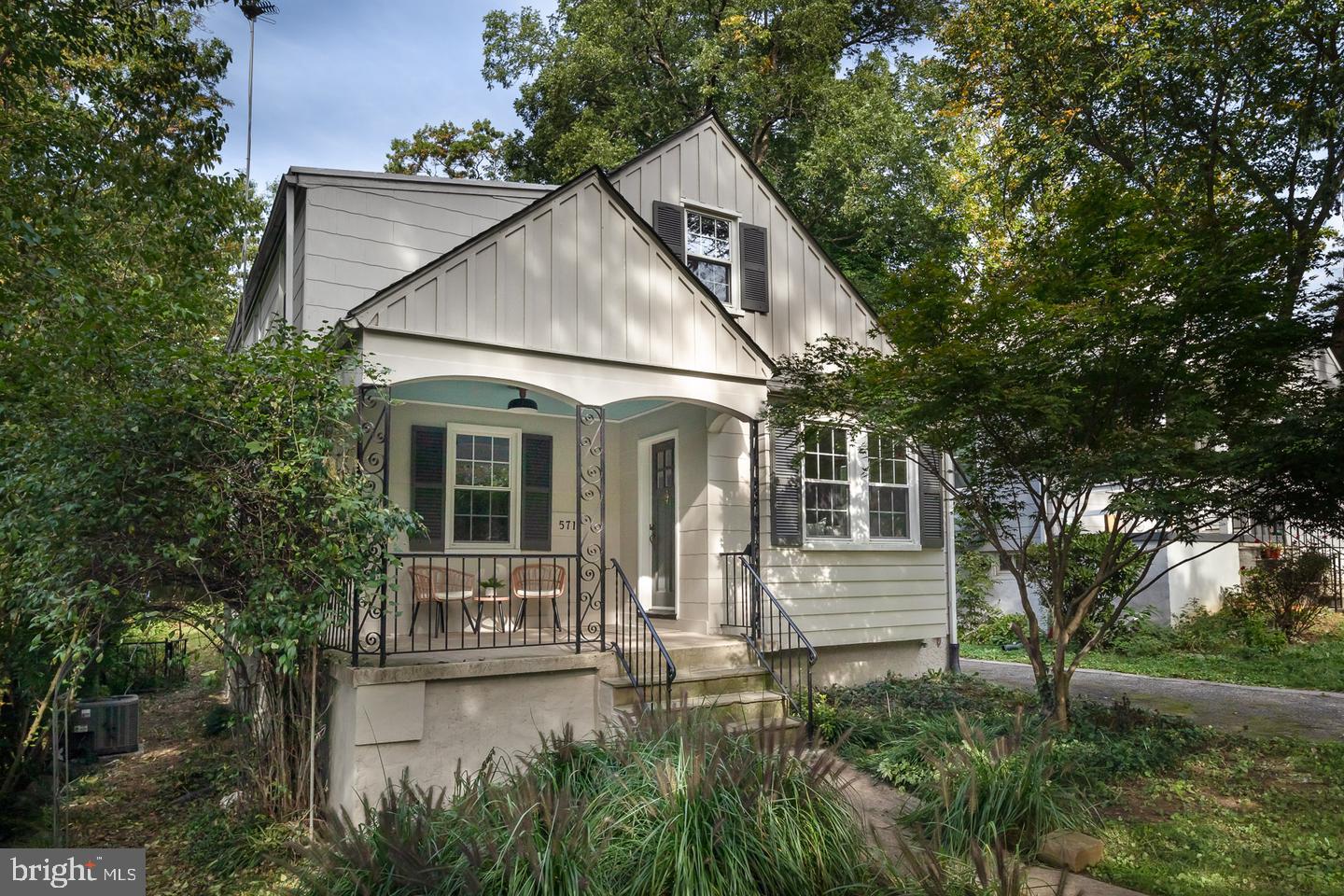 571 WOODBINE AVE Property Photo 1