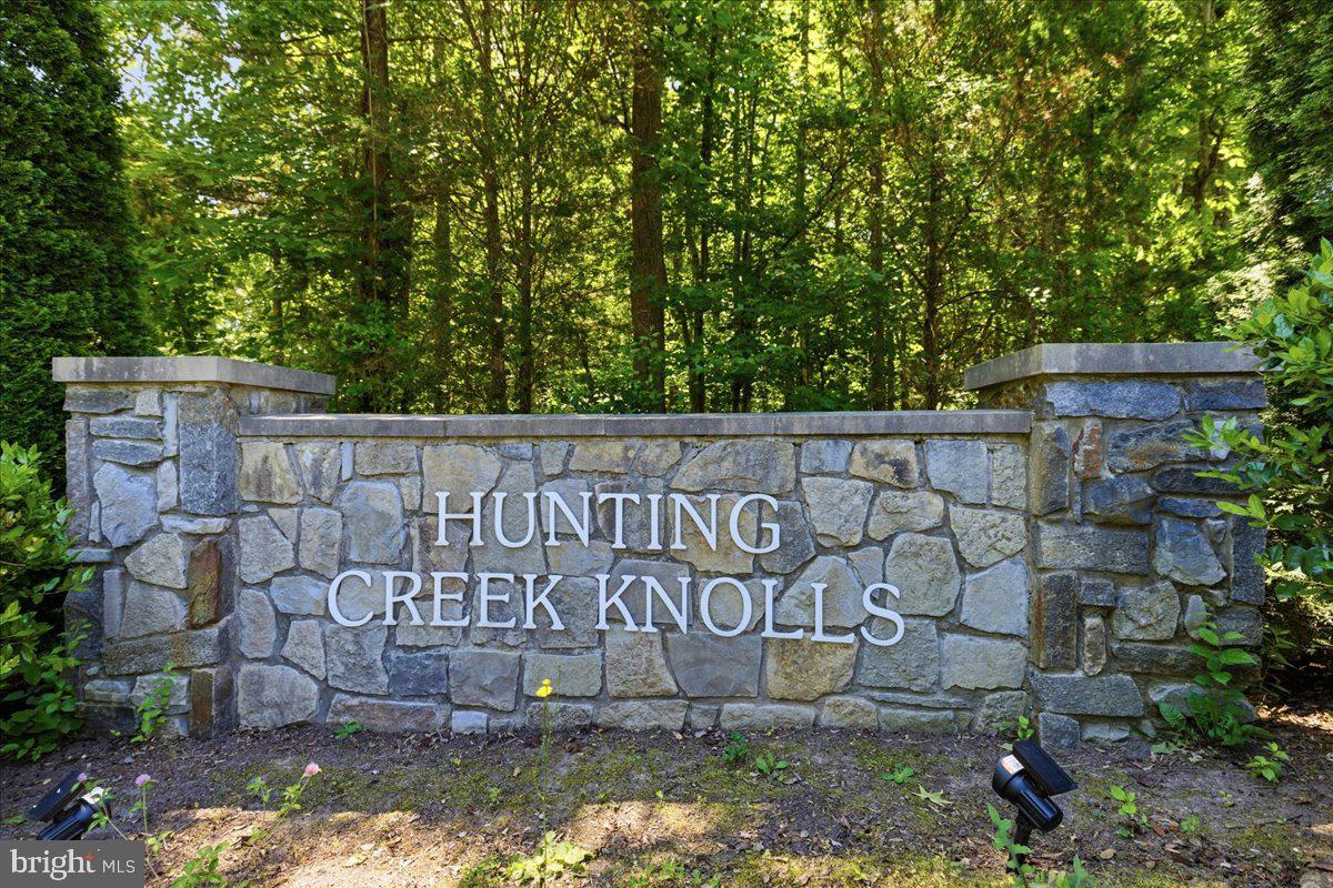 2424 Springbrook Ct Property Photo 4