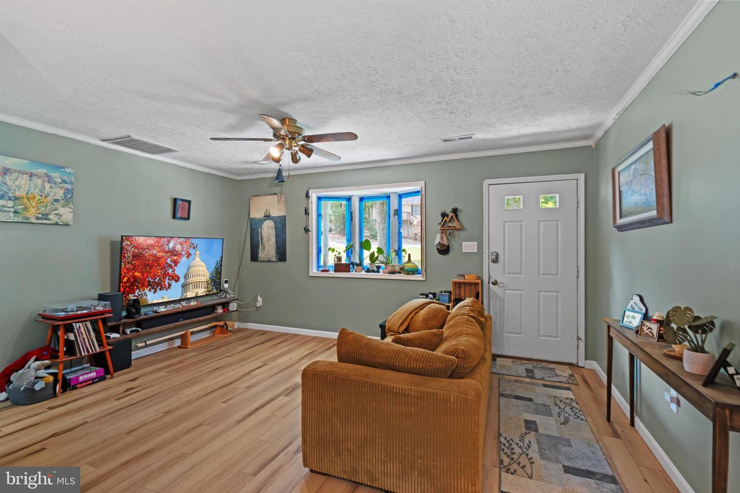 910 Golden West Way Property Photo 3