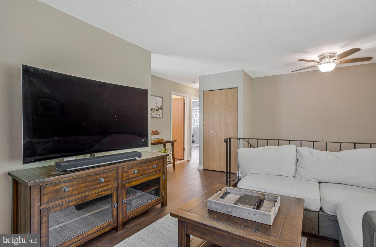 2811 Glasgow Way Property Photo 6