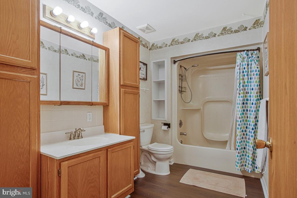 2811 Glasgow Way Property Photo 13