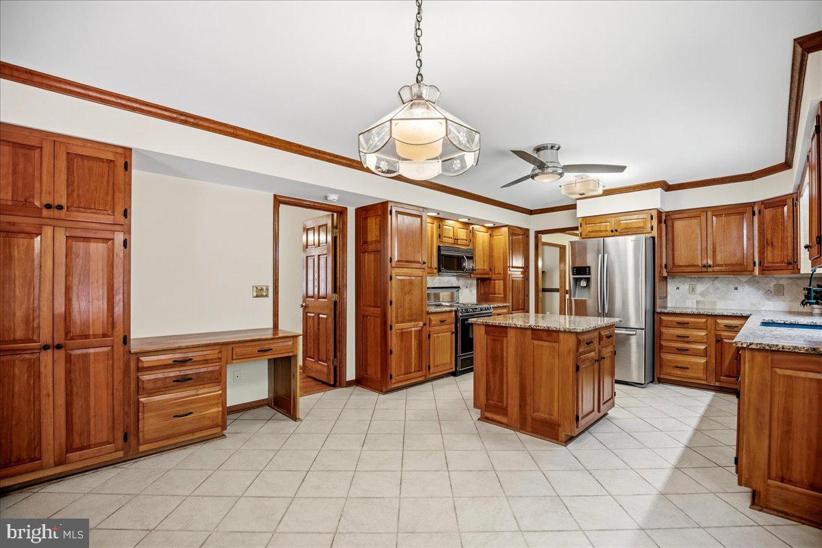 1151 Thompson Ct Property Photo 5