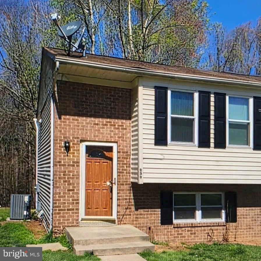 829 Calvert Towne Dr Property Photo 1