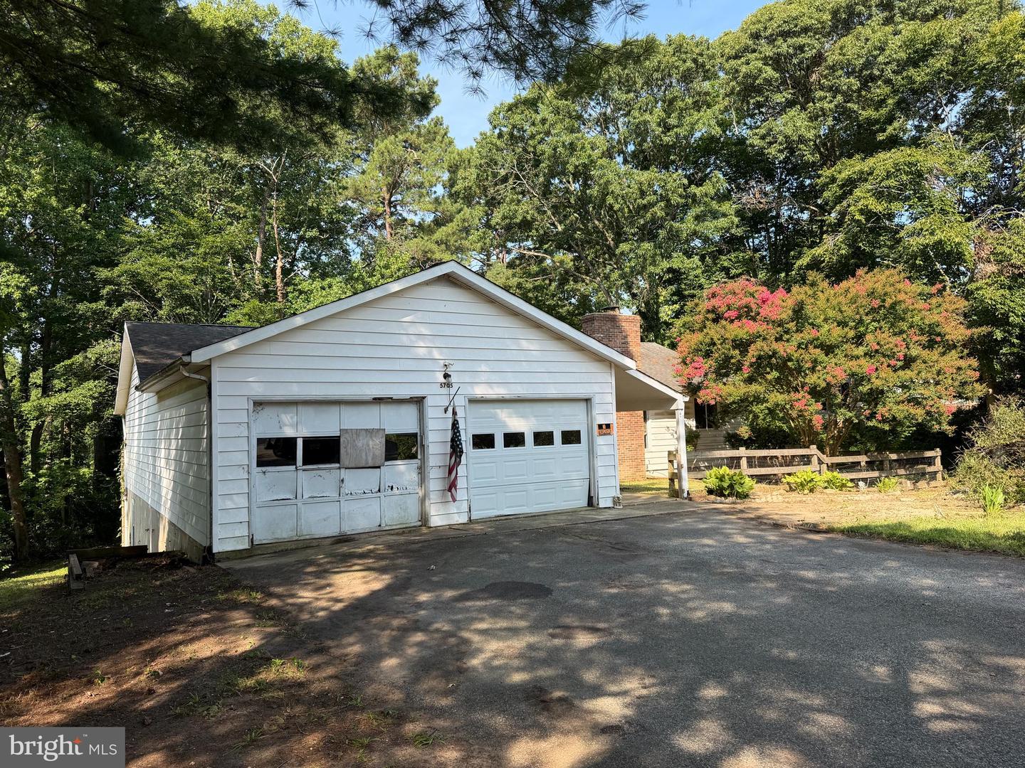 5705 Oak Crest Dr Property Photo 1