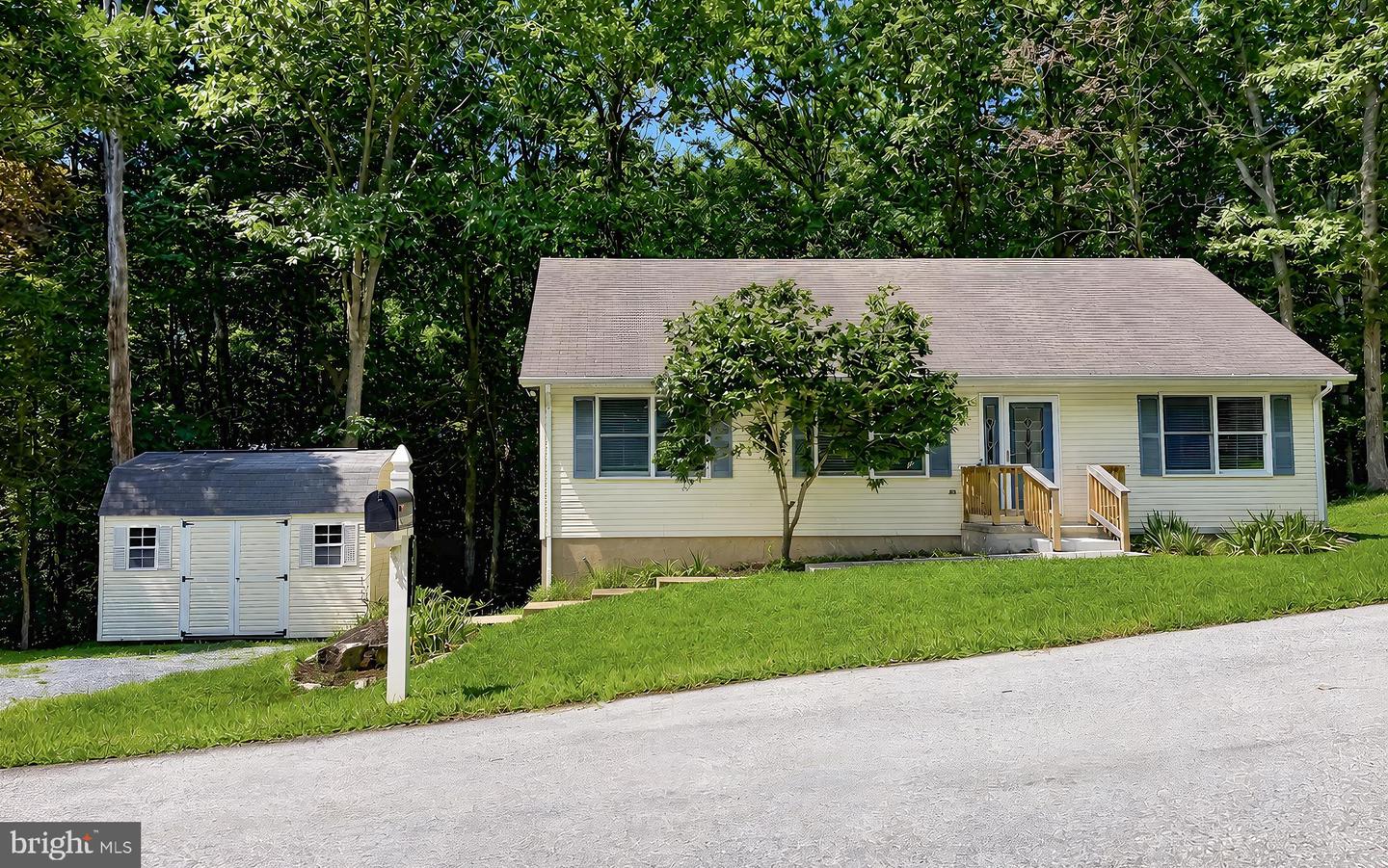 8433 Sailboat Ln Property Photo 3