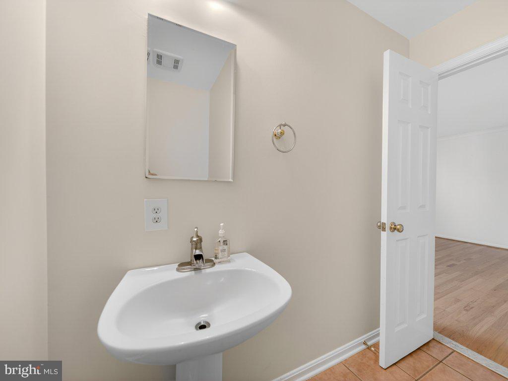 9290 Baker St Property Photo 9