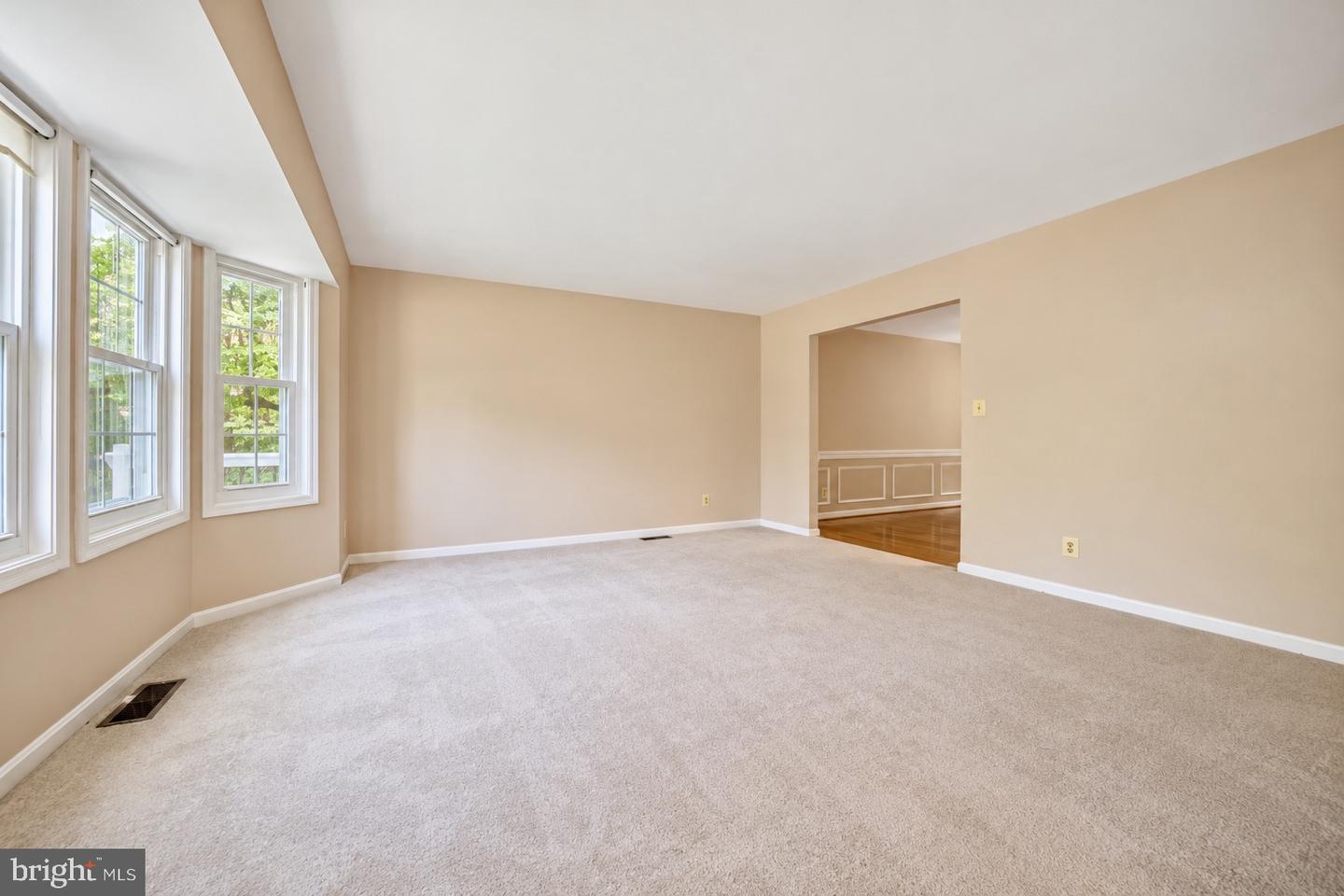 990 Caravan Trl Property Photo 9