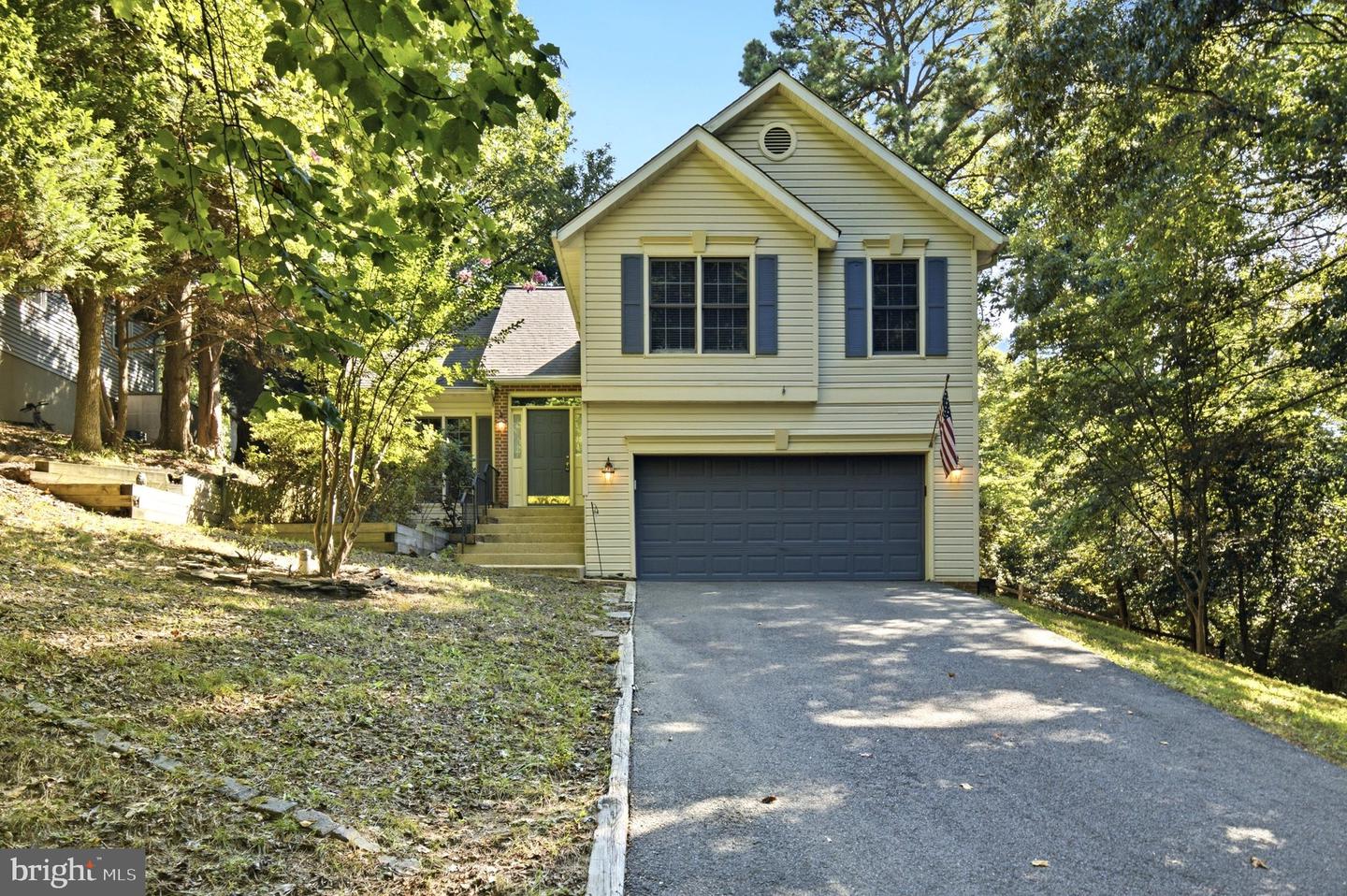 427 LESSIN DR Property Photo 1