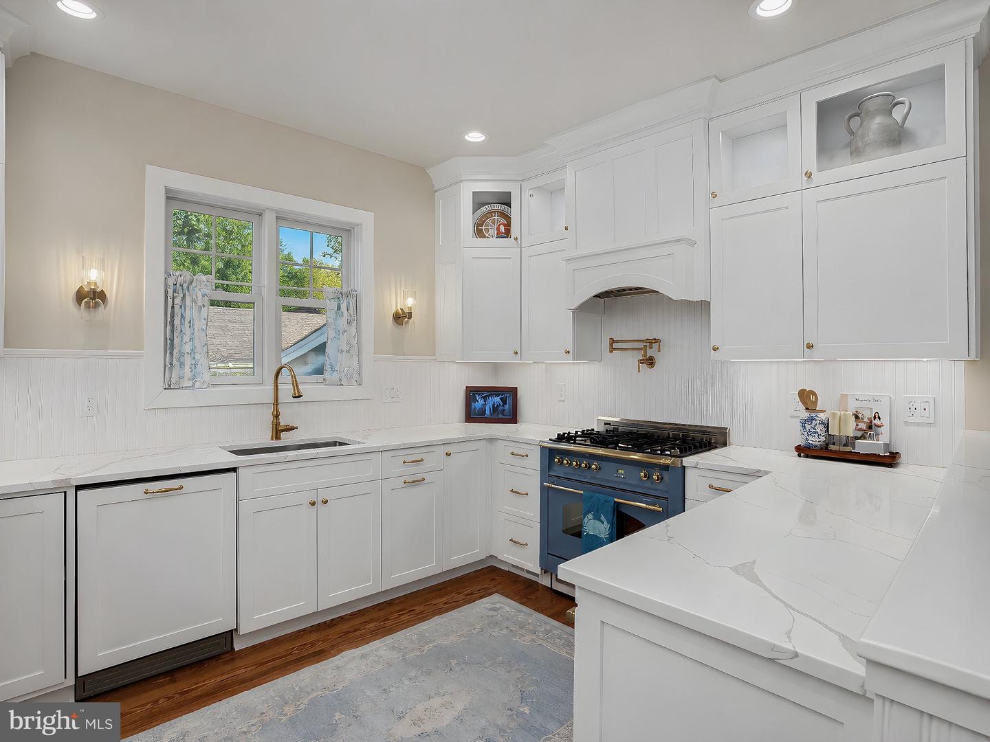 14251 Calvert St Property Photo 5