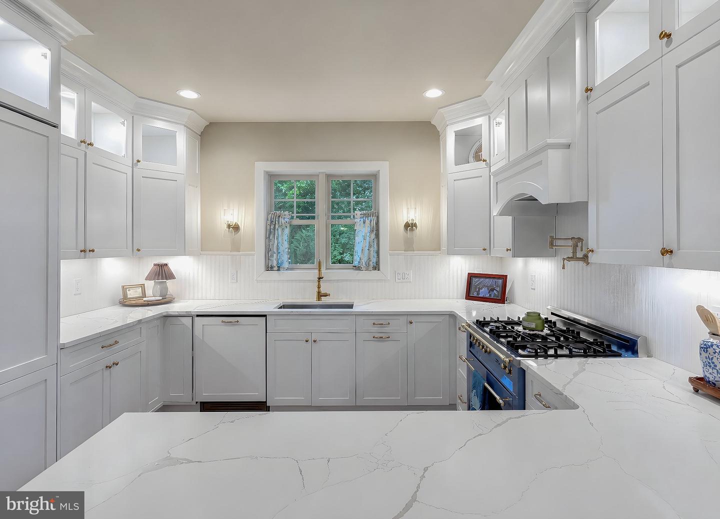 14251 Calvert St Property Photo 33