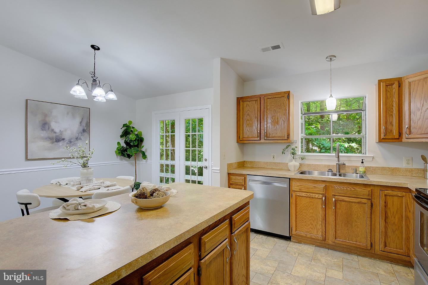 949 San Joaquin Ln Property Photo 15