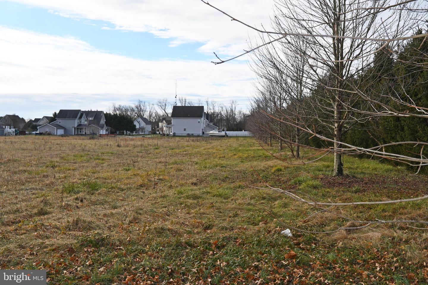 N Bohemia Ave Property Photo 3