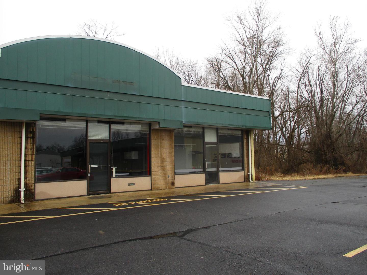 11 COMMERCIAL PLAZA Property Photo 1
