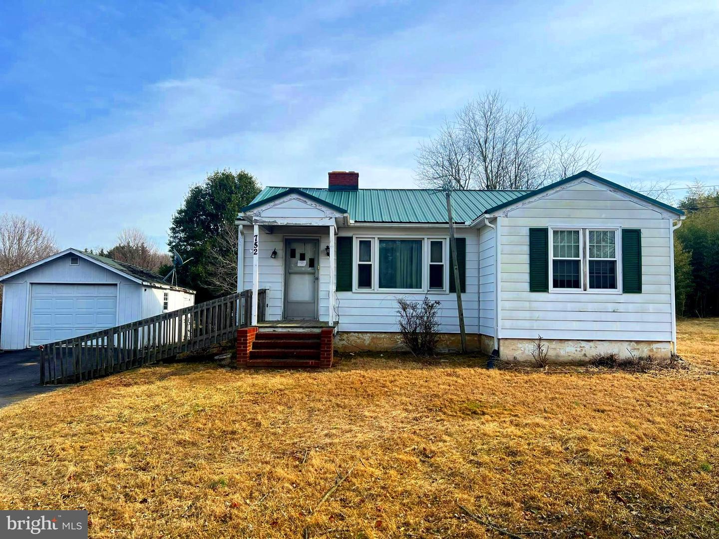 752 Leeds Rd Property Photo