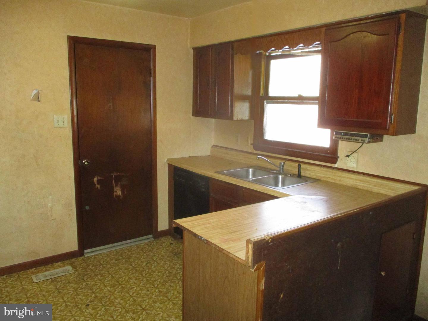 211 Greenwood St Property Photo 6