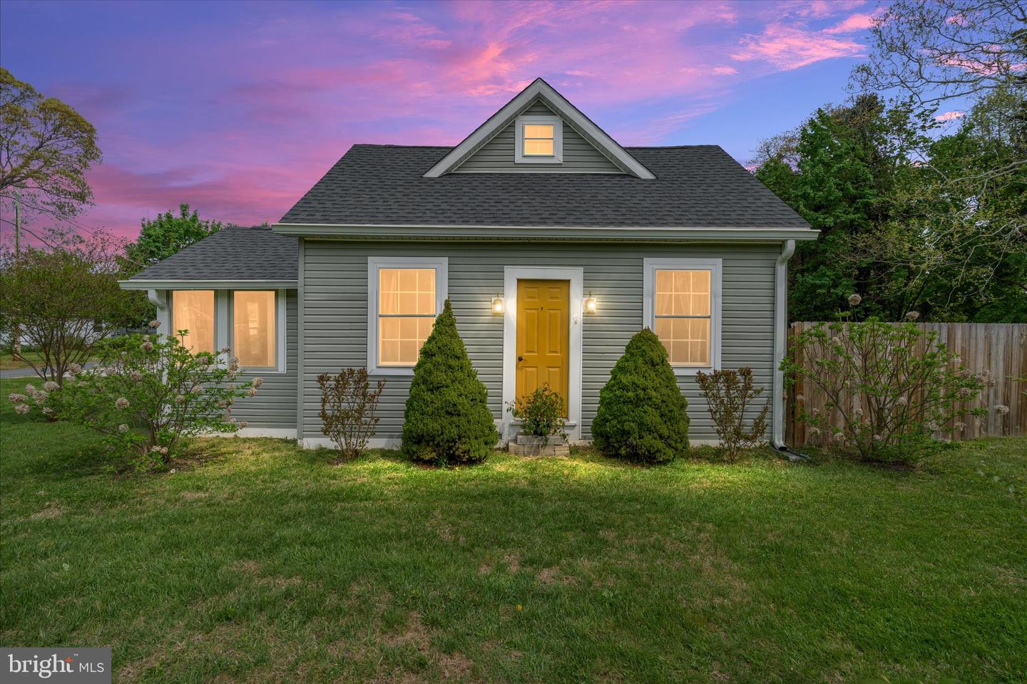 8 ANGLEWOOD AVE Property Photo 1