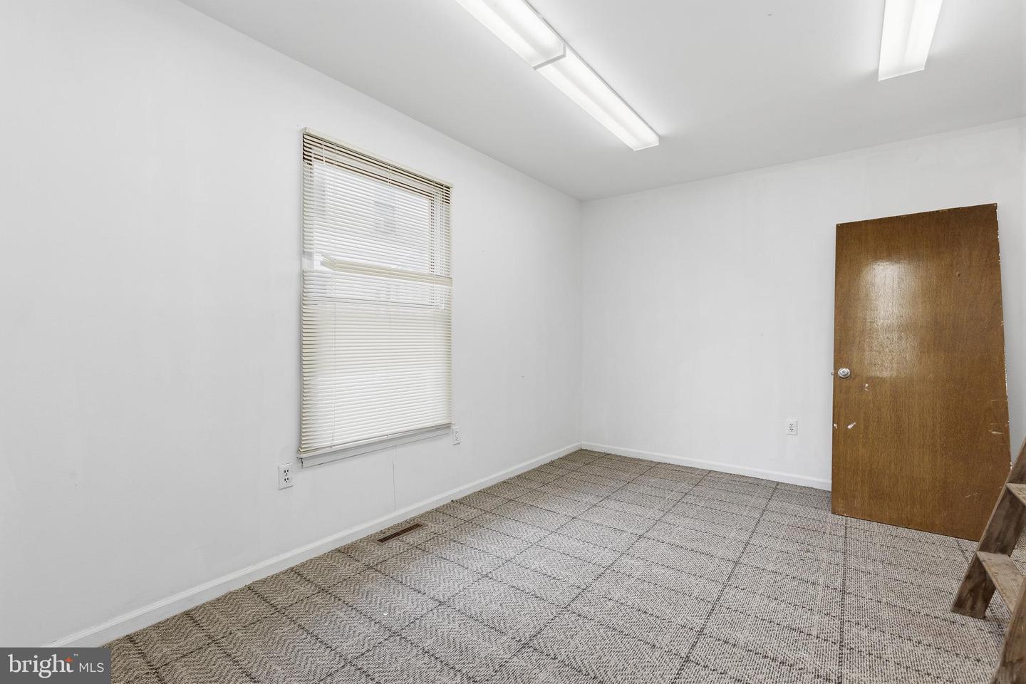 212 W Main St Property Photo 14