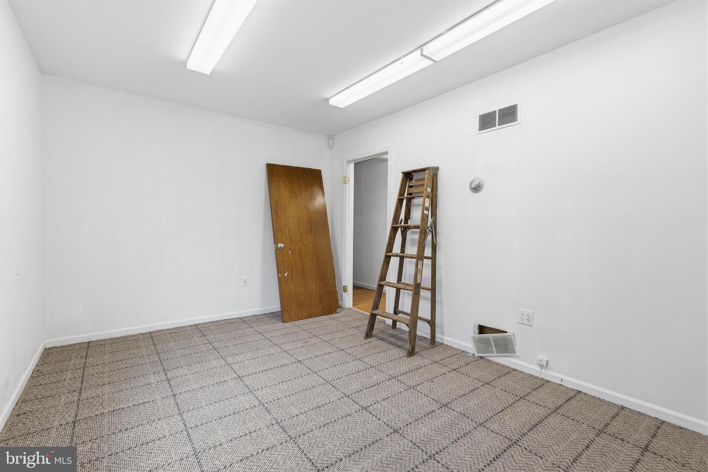 212 W Main St Property Photo 7