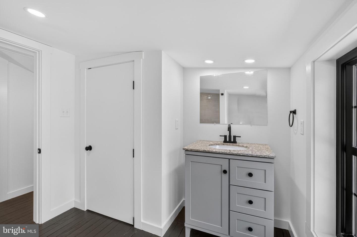 70 Park Ln Property Photo 38