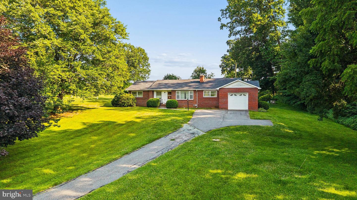 30 Coulter Ln Property Photo 1