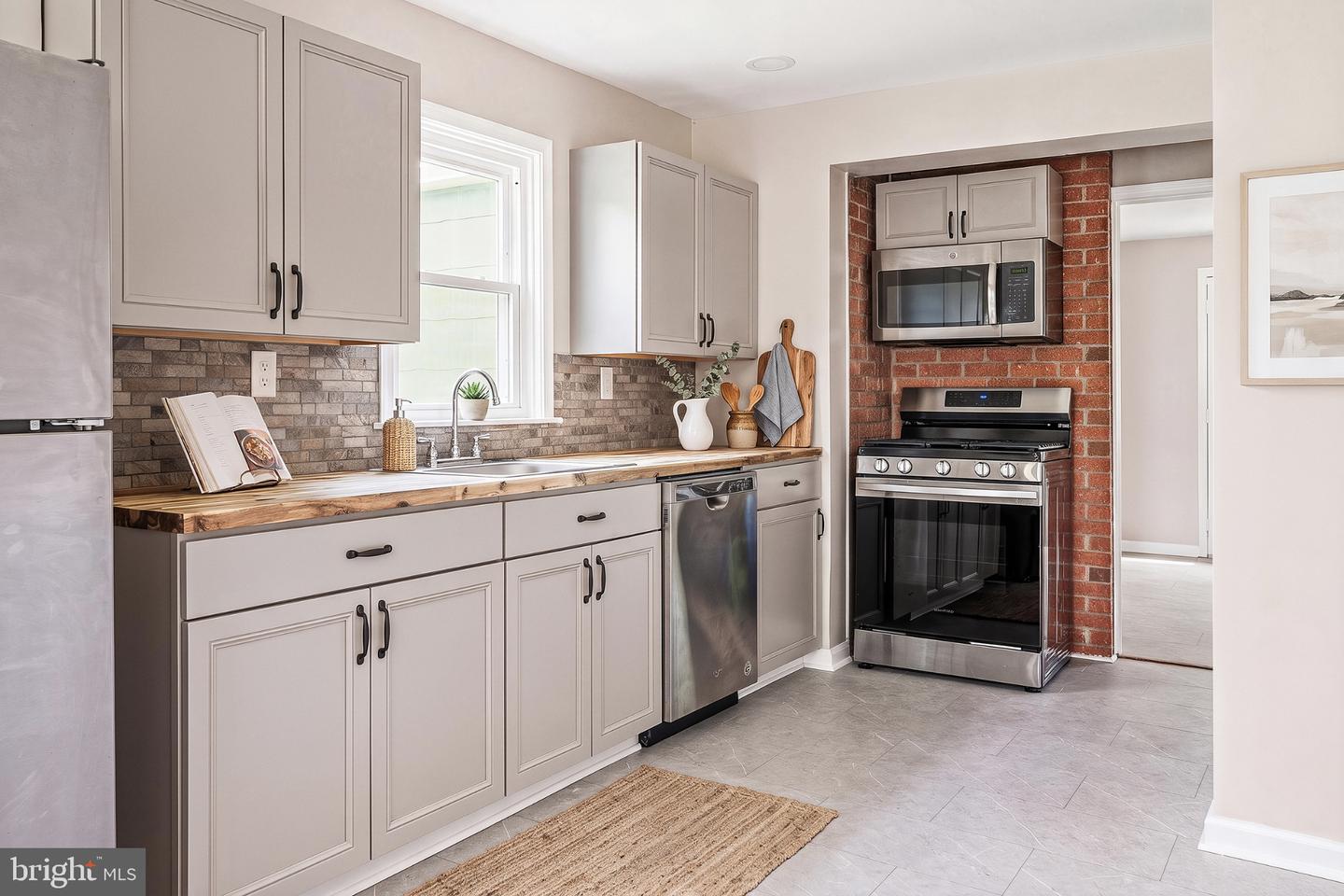 302 Park Cir Property Photo 3