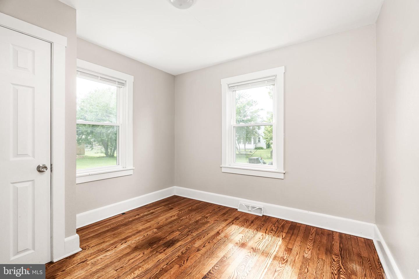 302 Park Cir Property Photo 9