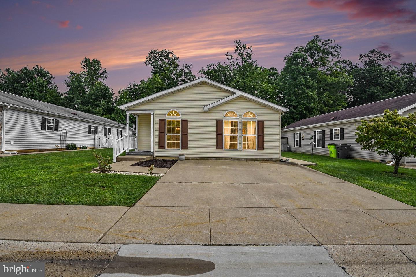 17 Cinnamon Dr Property Photo 1