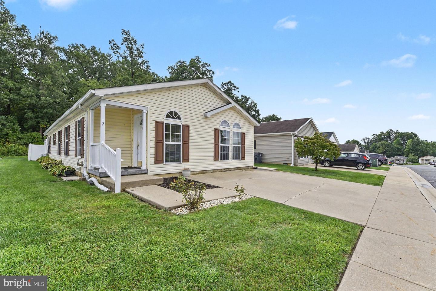 17 Cinnamon Dr Property Photo 3