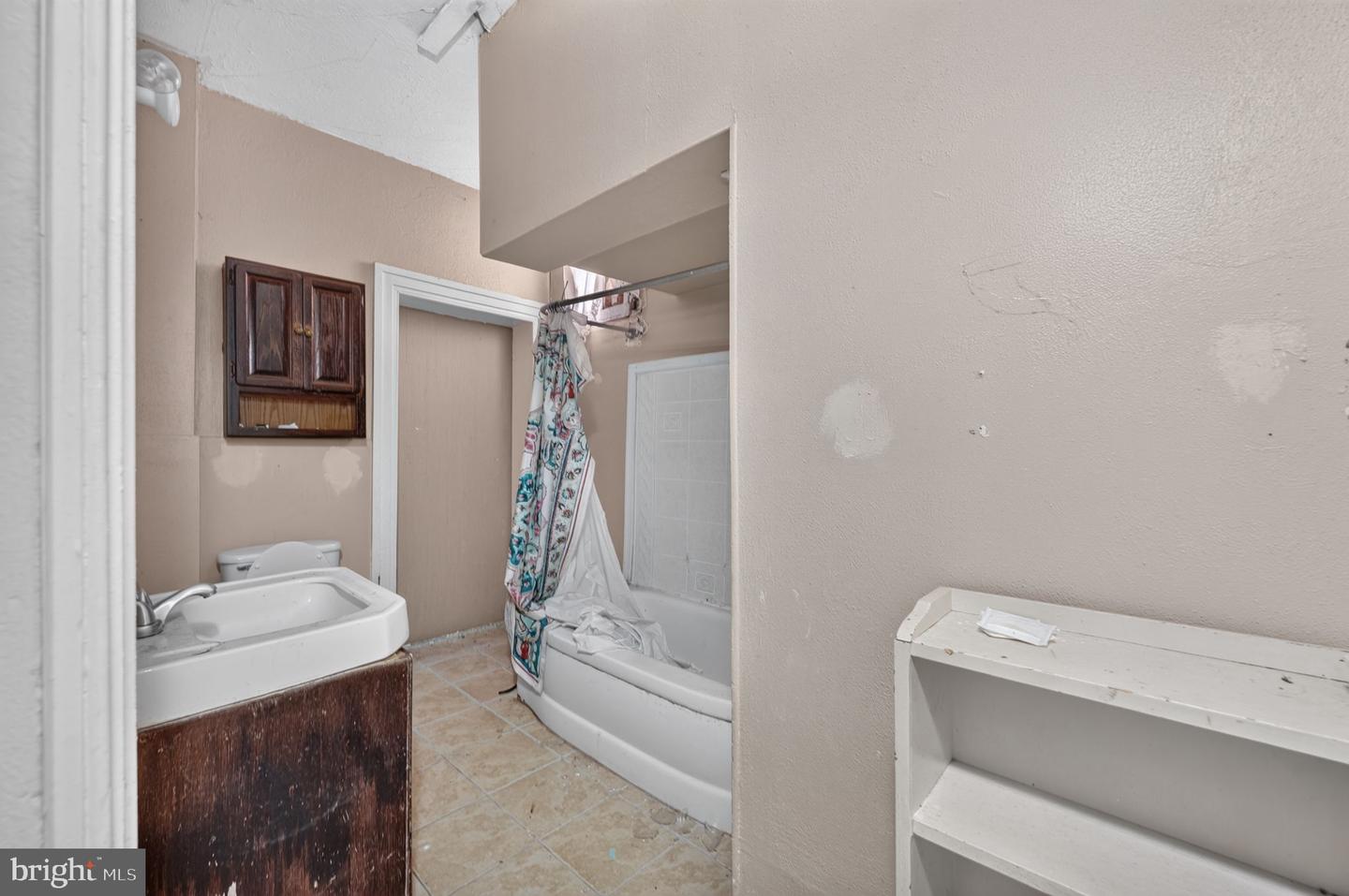 242 W Main St Property Photo 8