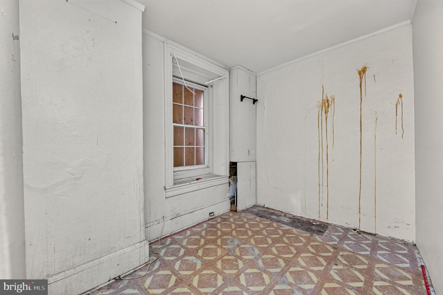 242 W Main St Property Photo 9