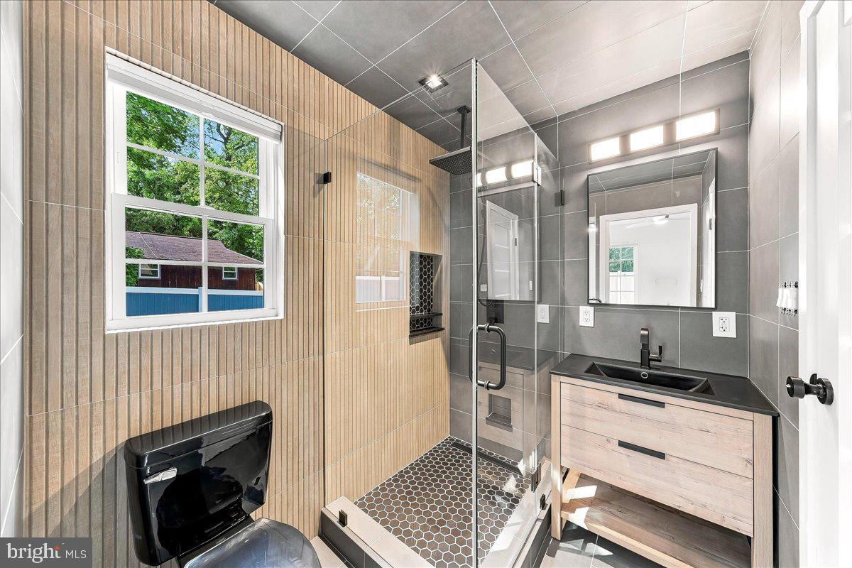 1694 Glebe Rd Property Photo 12