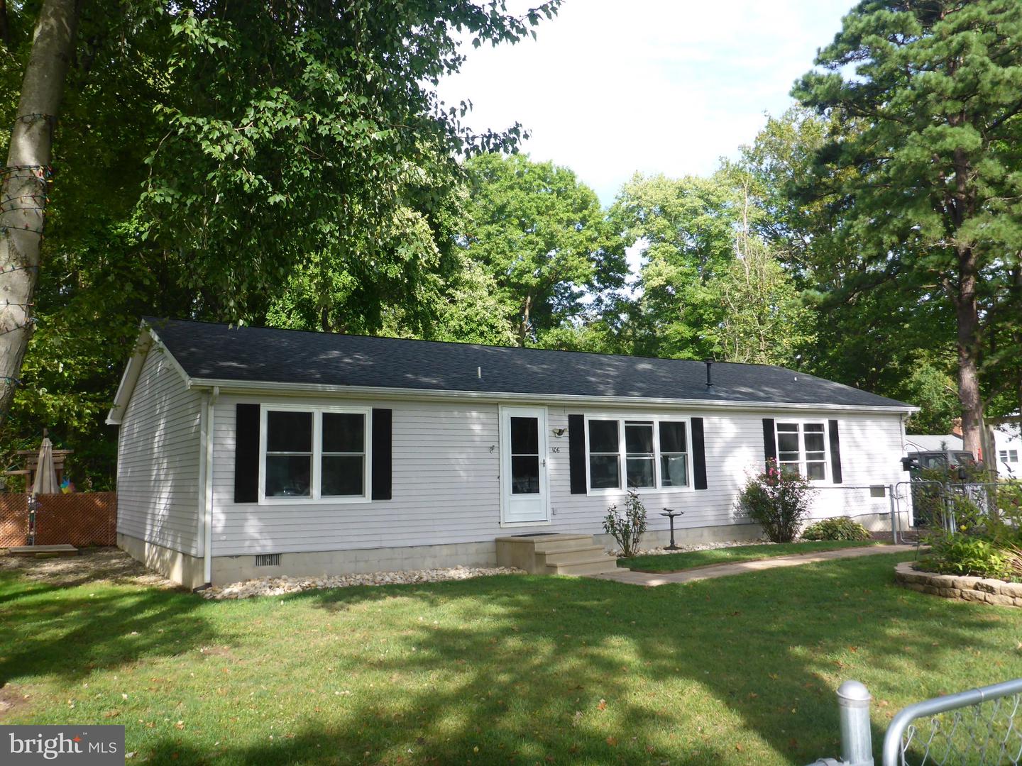 106 Edgewater Ave Property Photo 1