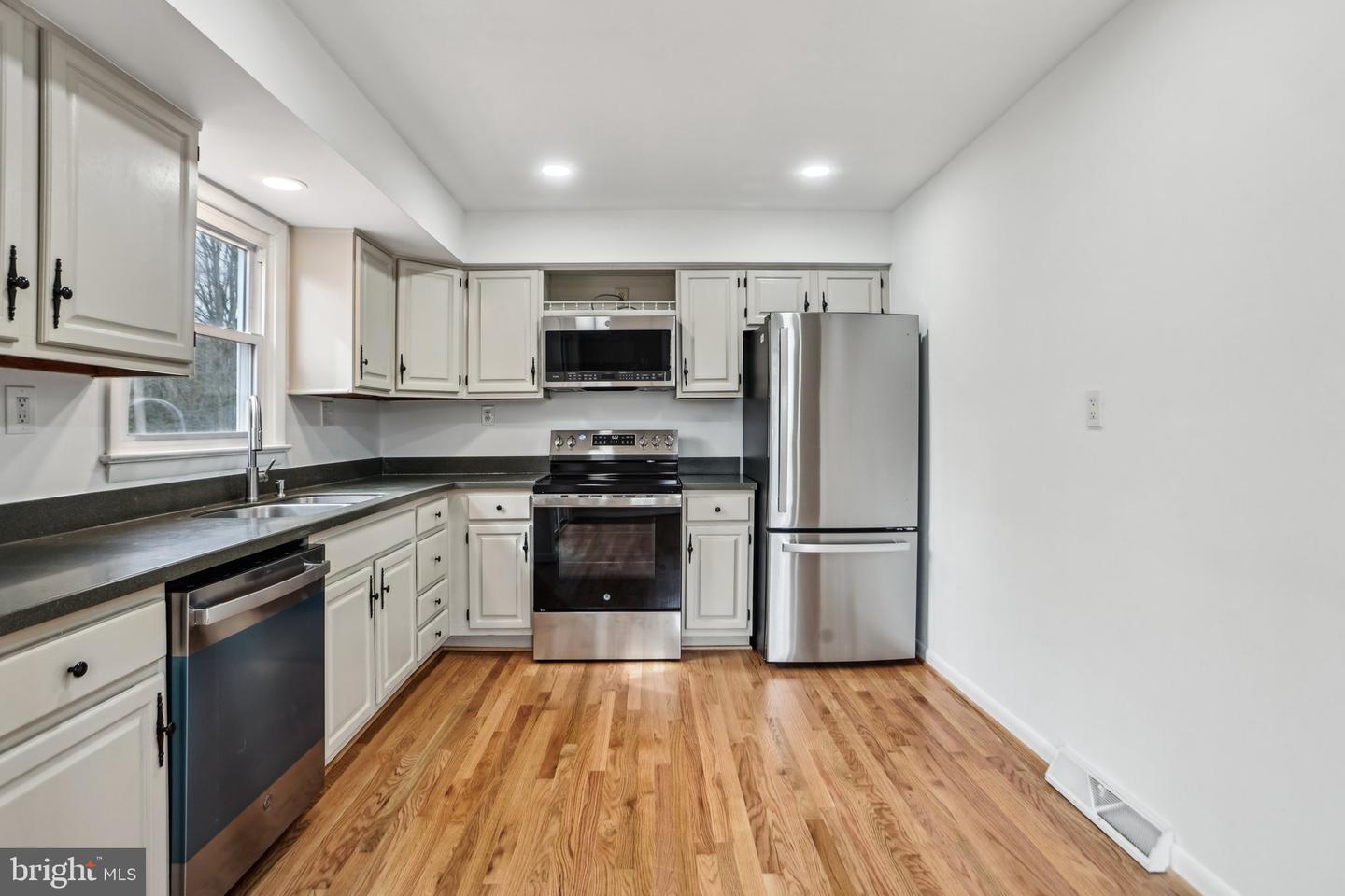13995 Petzold Dr Property Photo 15