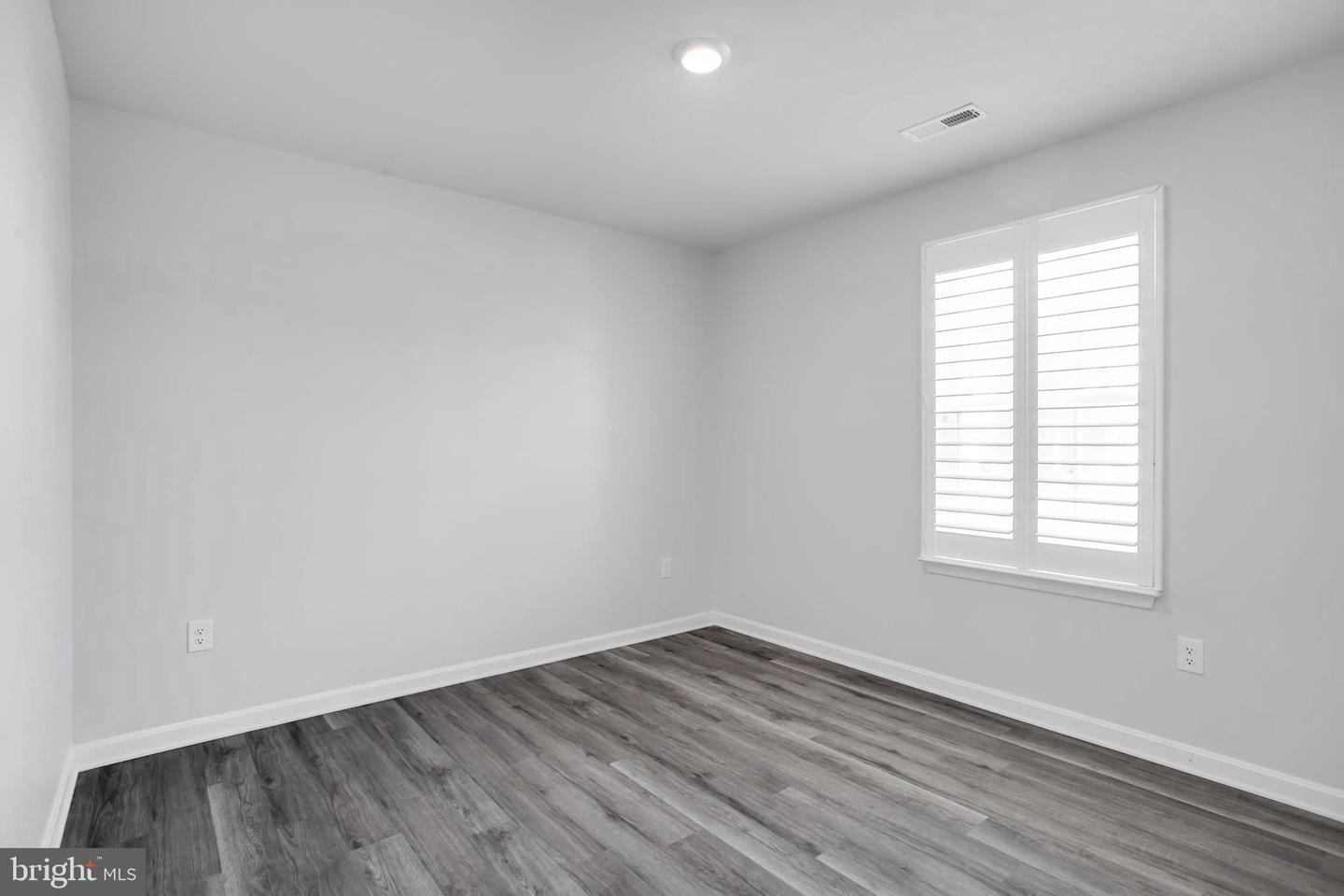 291 Forest Edge Ave Property Photo 31
