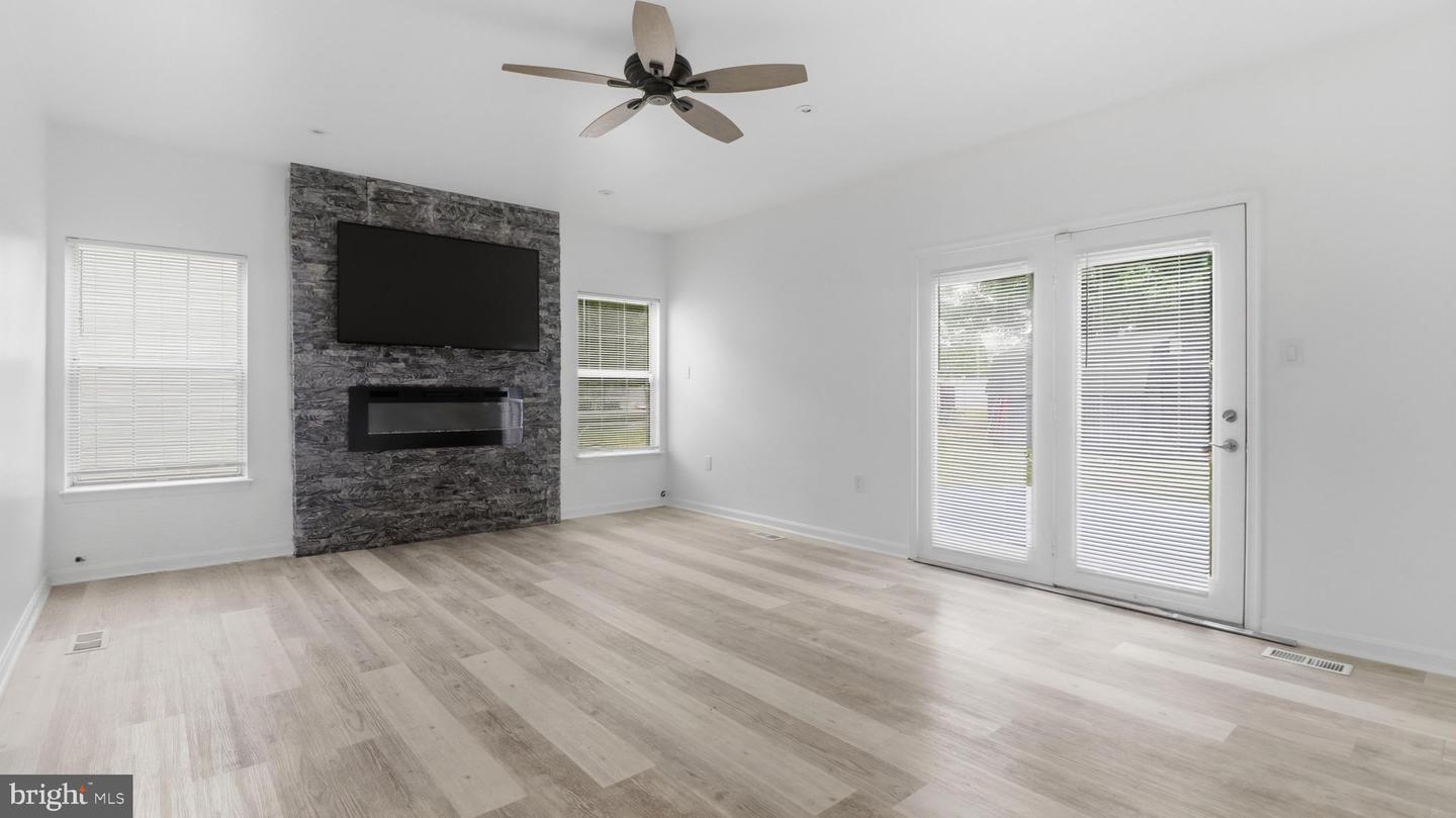 10383 Chamberlin Ct E Property Photo 6