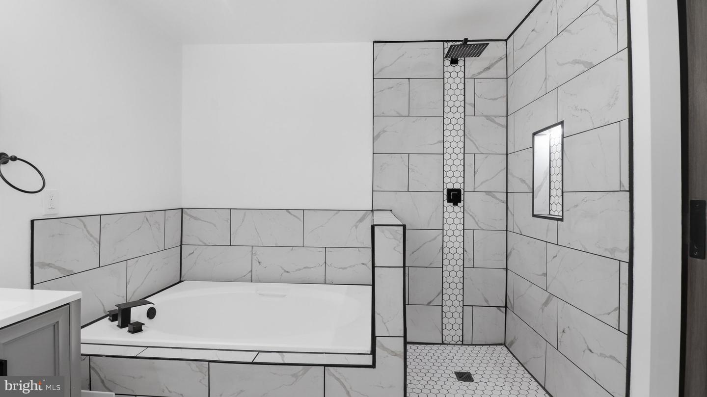 10383 Chamberlin Ct E Property Photo 8